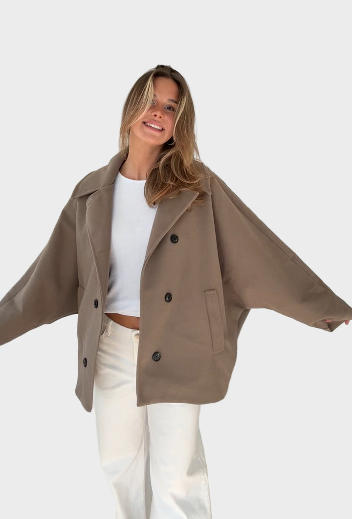 Kādas platās līnijas jaka kanēļa krāsā