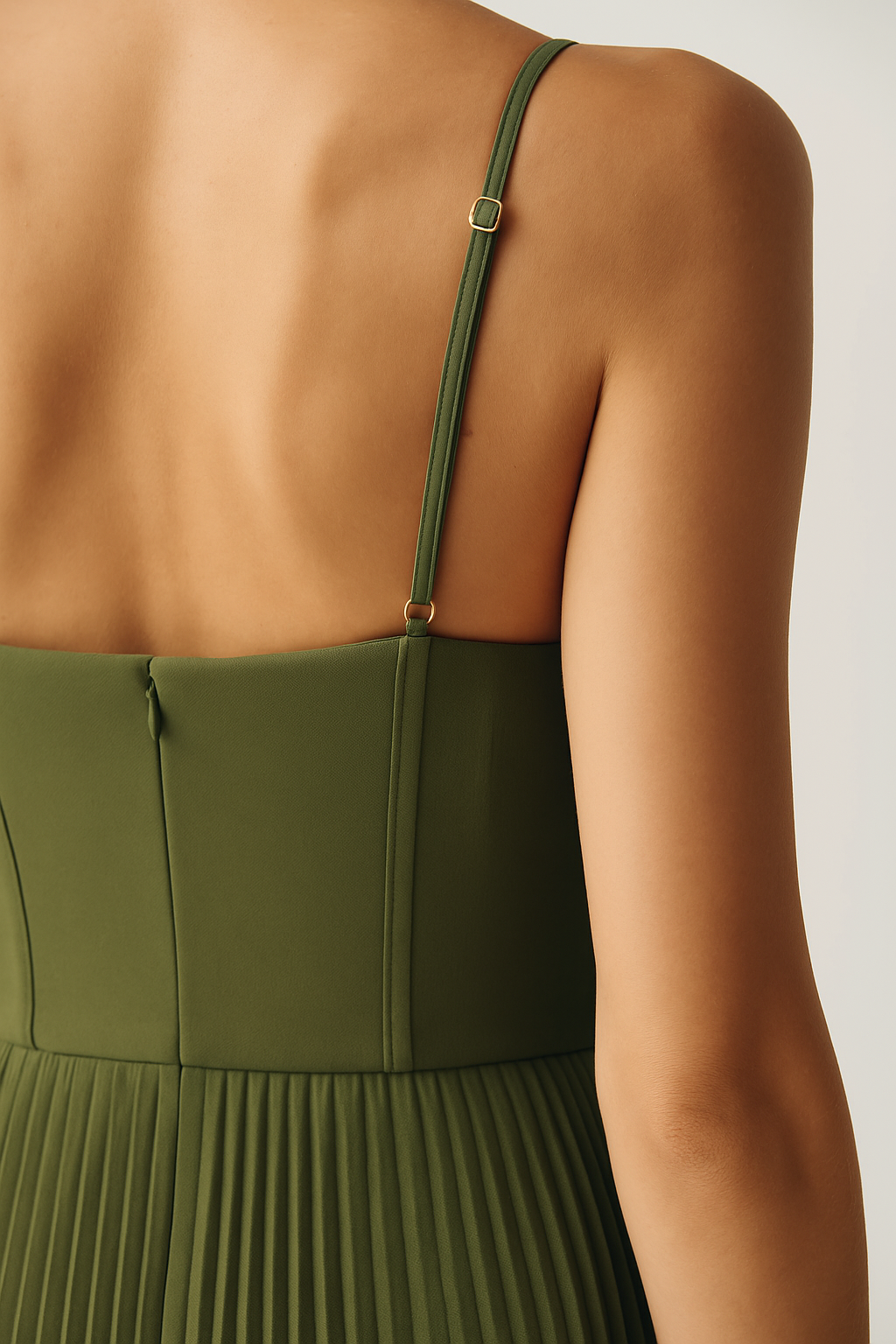 Olivia – Mūsdienu Elegance — Kleita ar Atvērtu Muguru