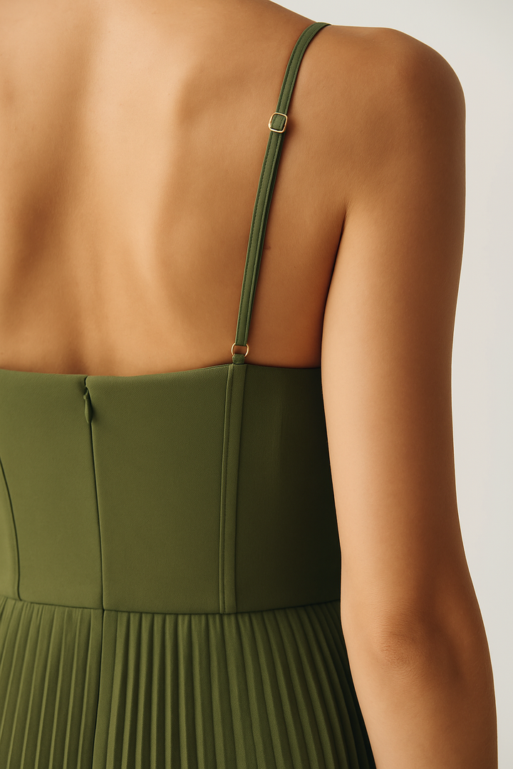 Olivia – Mūsdienu Elegance — Kleita ar Atvērtu Muguru