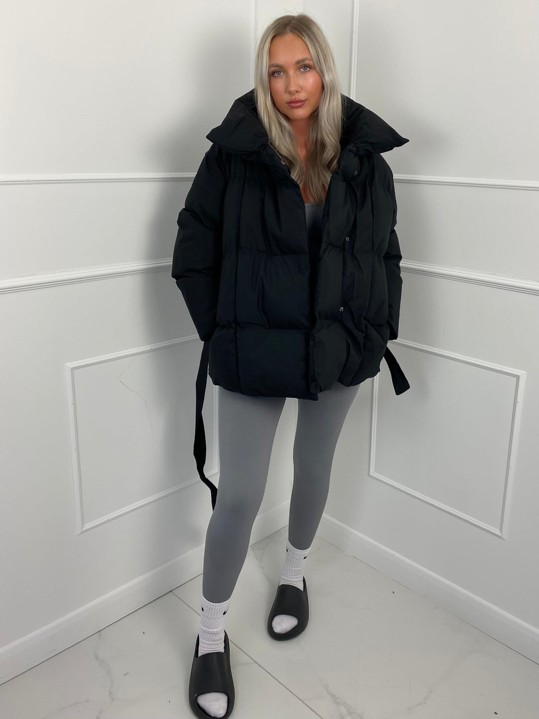 Karyl - Īsa jaciņa ar jostu un kabatām
