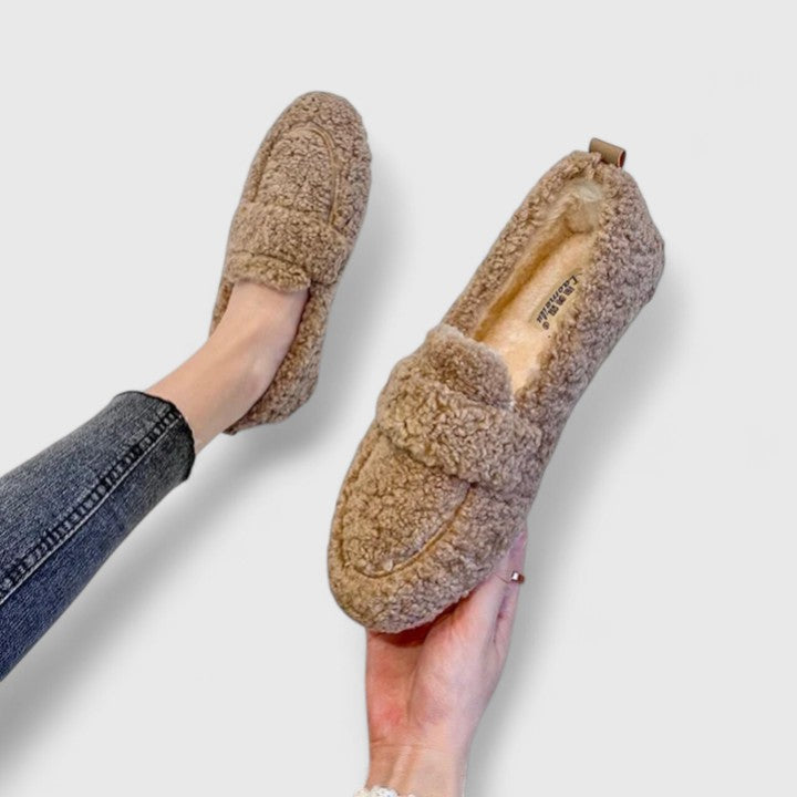 Siltas slip-on kurpes ar elegantu dizainu
