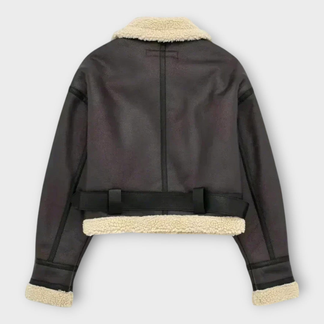 Ādas īsā jaka ar kažokādu un jostu