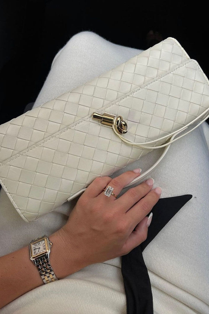 Melanie Clutch soma ar zelta mezglu detaļu