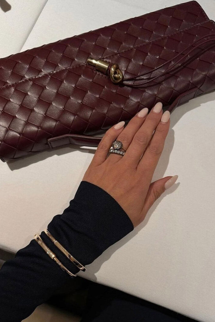 Melanie Clutch soma ar zelta mezglu detaļu
