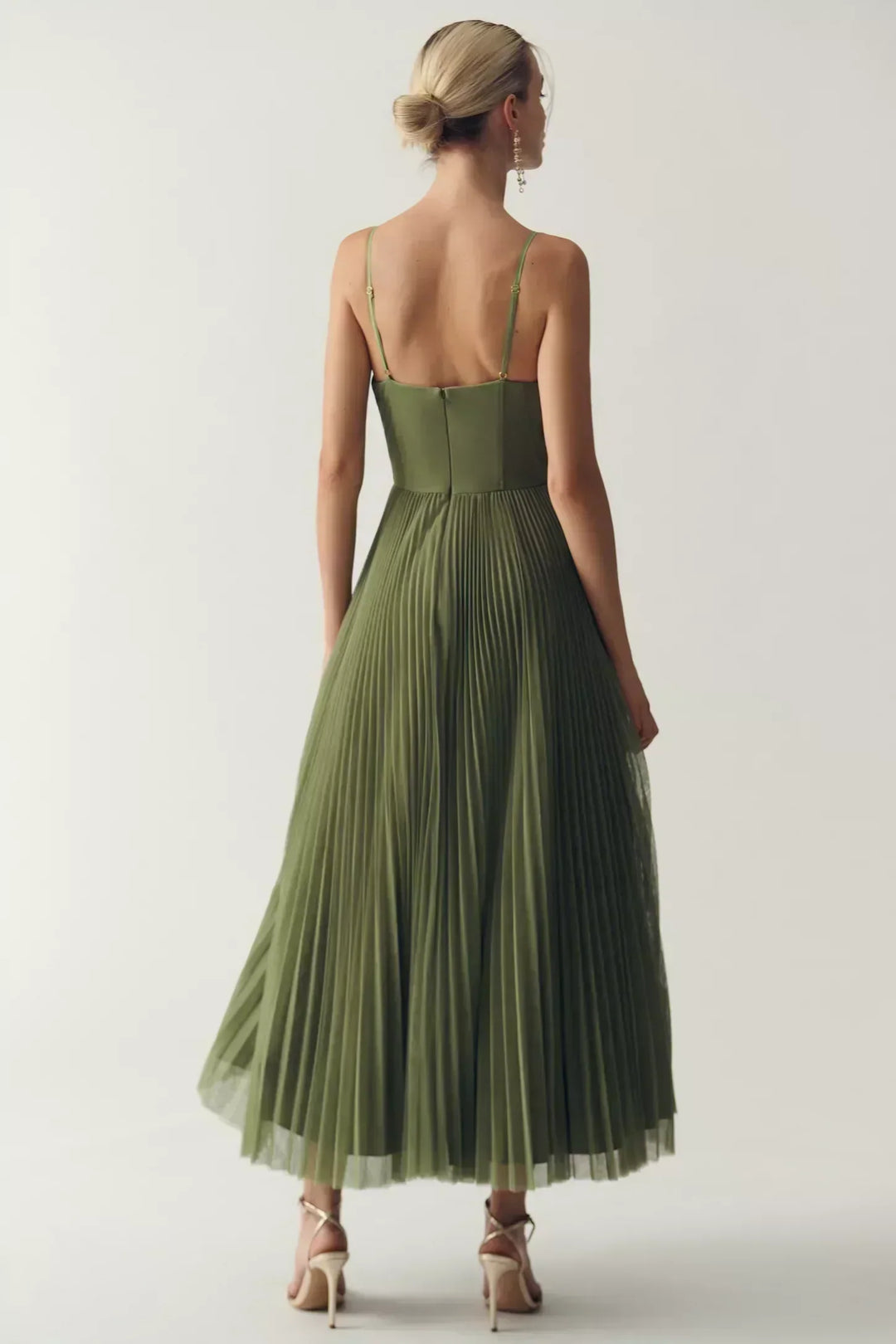 Olivia – Mūsdienu Elegance — Kleita ar Atvērtu Muguru