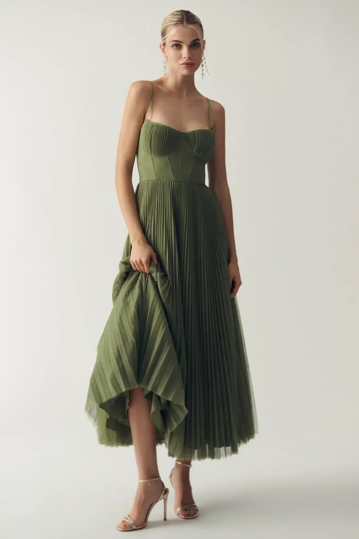Olivia – Mūsdienu Elegance — Kleita ar Atvērtu Muguru